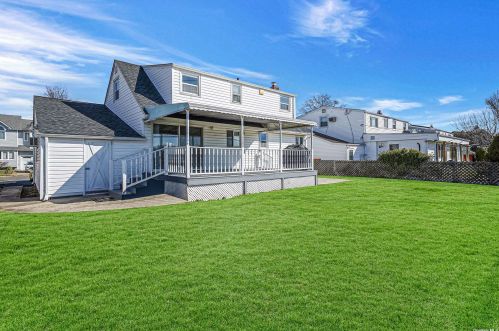 3910 Peter St, Seaford, NY 11783-1216