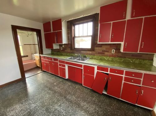 1310 Pennsylvania Ave, New Castle, PA 16101-4946