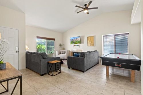 1563 Lorena Way, Palm Springs, CA 92262-3472