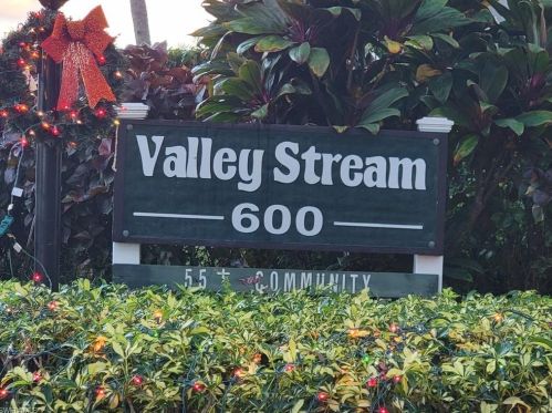 600 Valley Stream Dr, Naples FL  34113-4135 exterior