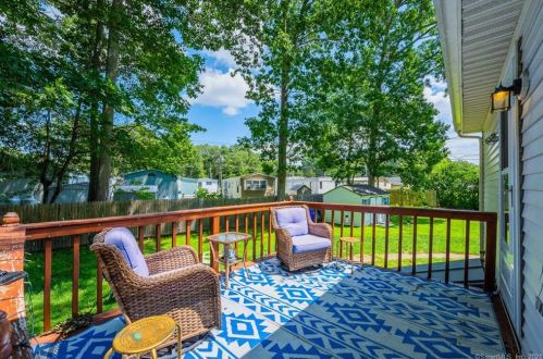 64 Laurelwood Rd, Groton CT  06340-4206 exterior