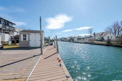 100 East Dr, Copiague, NY 11726-5104