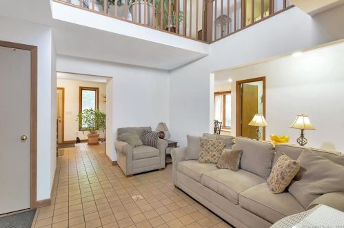 27 Bridge Rd, Upper Stepney CT  06468-2928 exterior