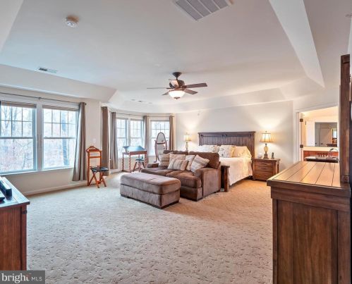 8404 Bearhurst Dr, Gainesville, VA 20155-3883