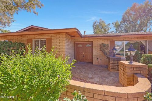 74 Canterbury Ct, Phoenix, AZ 85022-4204