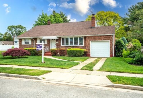 14 Robert Ct, Bethpage, NY 11714-1415