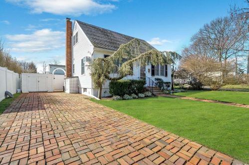 303 Hoffman Ave, North Lindenhurst, NY 11757-5060