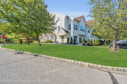 22 Richmond Ct, Tinton Falls, NJ 07712-7732