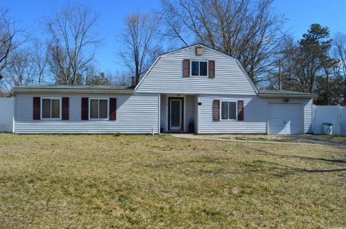 9 Honeysuckle Ln, Holtsville, NY 11742-1229