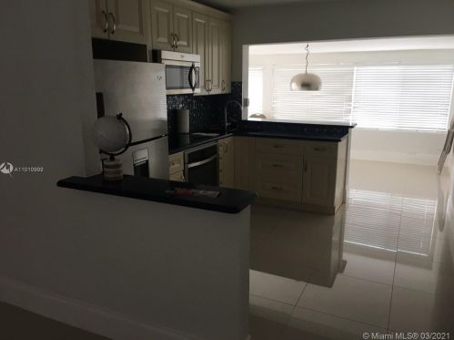 7898 173rd St, Hialeah FL  33015-3855 exterior