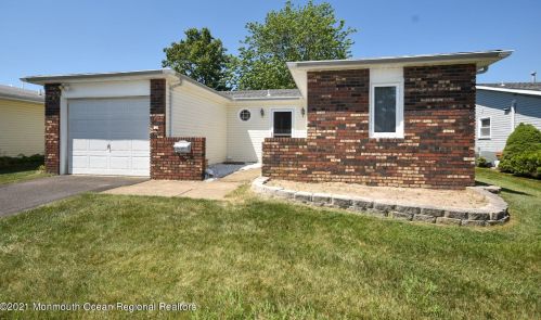 10 Lamb Rd, Bricktown, NJ 08724-1936