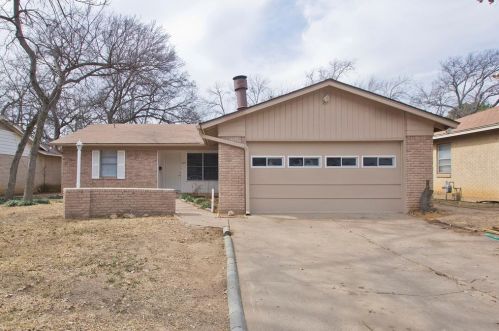 1817 Oakhurst Dr, Irving TX  75061-2543 exterior