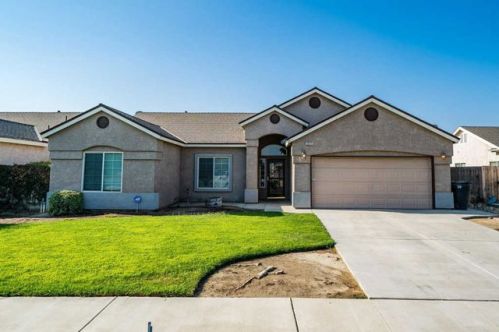 1627 Persimmon St, Lemoore CA  93245-5261 exterior