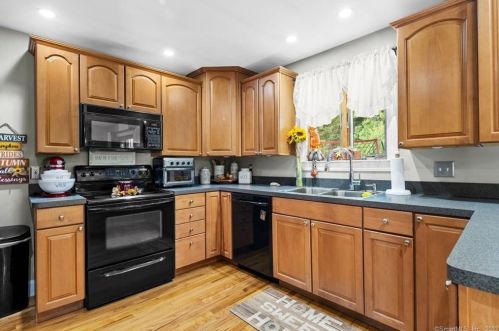 102 Kelly Rd, Wapping CT 06074-3119 exterior