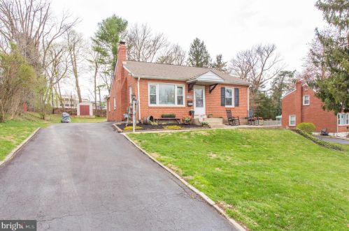 3208 Hilltop Rd, Newtown Square, PA 19073-4207