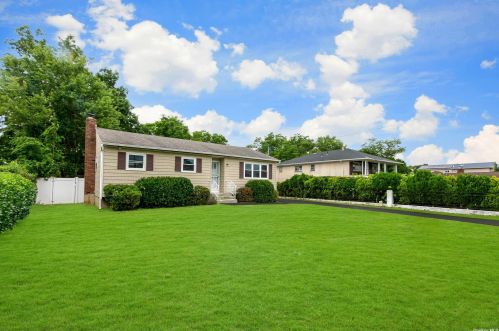 700 Commander Ave, Babylon, NY 11704-2302