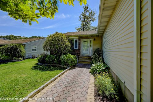 29 Long Rd, East Freehold, NJ 07728-3445
