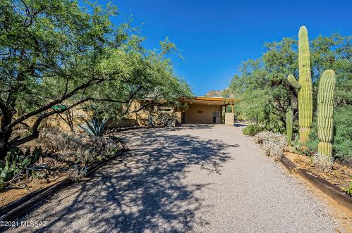 9421 Vallarta Dr, Tucson, AZ 85749-8160