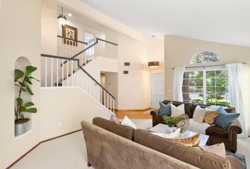 1001 Whitehall Ln, Redwood City, CA 94061-3687