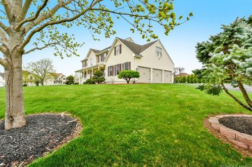 46 Castlewood Dr, Wapping, CT 06074-3795