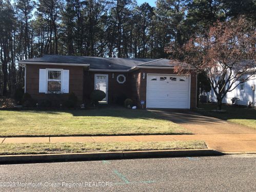 61 Courtshire Dr, Bricktown, NJ 08723-7137
