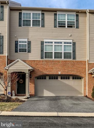 5 Vista Cir, Lemoyne PA  17043-1171 exterior