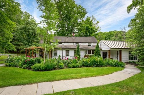158 Eastwoods Rd, Scotts Corners, NY 10576-1851