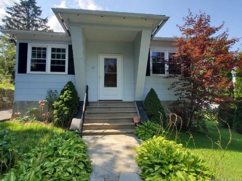51 Penta St, Waterbury, CT 06704-2835
