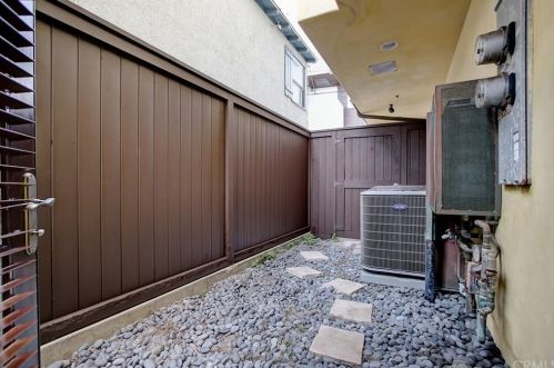 320 33rd Pl, Manhattan Beach CA  90266-3820 exterior