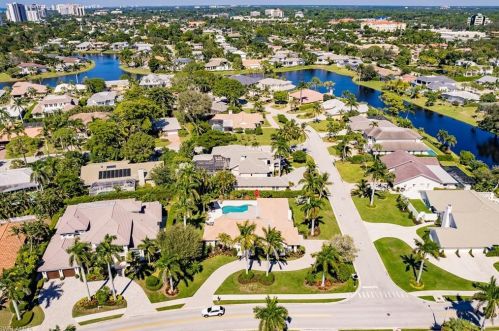 579 Neapolitan Way, Naples FL  34103-8567 exterior