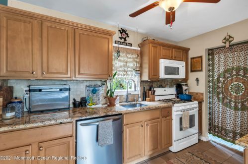 10 Sanford Rd, Bricktown NJ  08724-7134 exterior