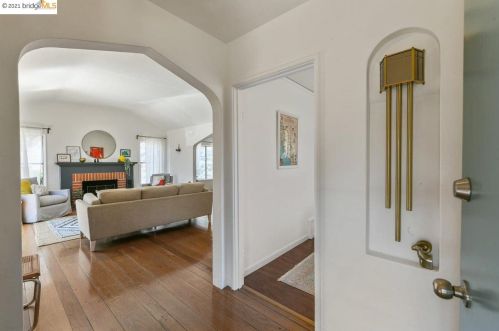 3024 Hyde St, Oakland, CA 94601-1919
