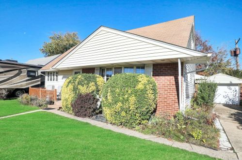 17 Mozart Ln, Bethpage, NY 11714-6007