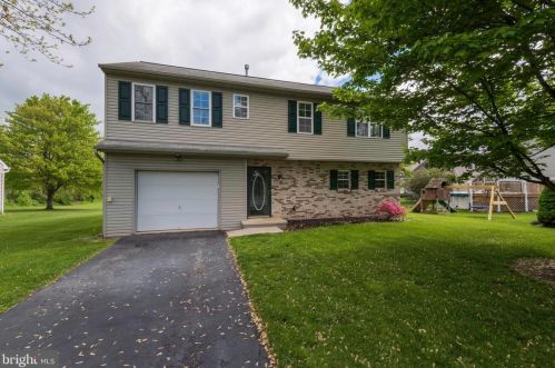 126 Ponderosa Dr, Blandon, PA 19510-9408