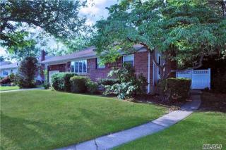 9 Brook Path, Hicksville NY  11803-3709 exterior