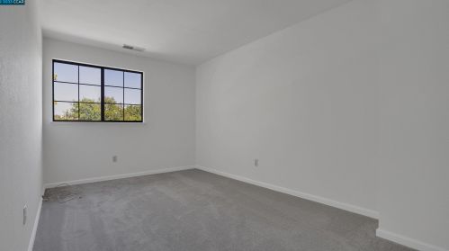 2101 Henry Ave, Pinole CA  94564-1771 exterior