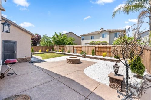 2321 Barn Swallow Ct, Elk Grove CA  95757-8140 exterior
