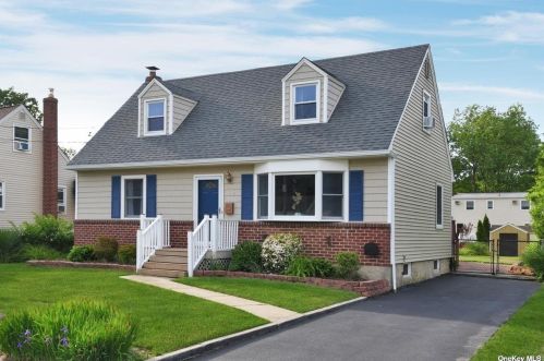 612 3rd Ave, Elwood, NY 11731-3435