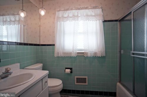 8 Brentwood Rd, Camp Hill PA  17011-2503 exterior