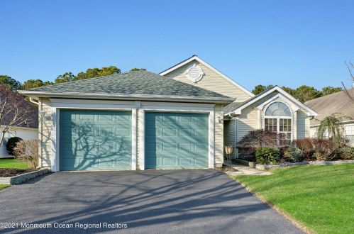 8 Sandhurst Rd, Lakewood, NJ 08701-5769