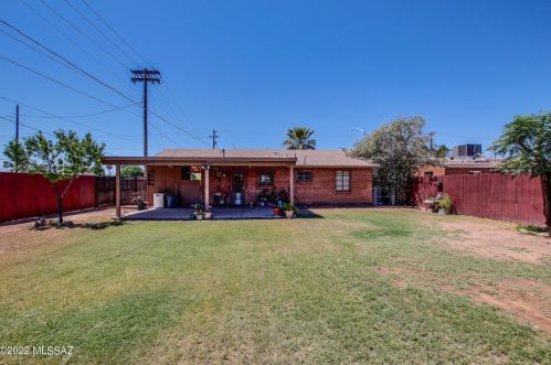 945 Prince Rd, Tucson AZ 85705-3026 exterior