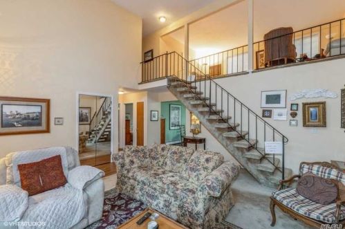 6 Kerri Ct, Huntington Station NY  11746-2000 exterior