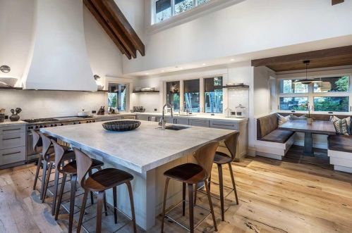 8262 Valhalla Dr, Truckee CA  96161-4297 exterior