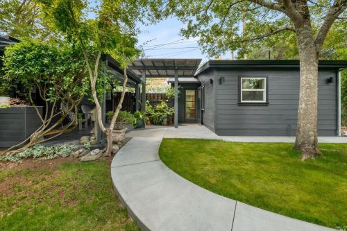 1095 Pine Tree Ln, Sebastopol CA  95472-2681 exterior