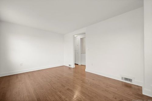 7 Hawthorne Dr, Norwalk, CT 06851-4112