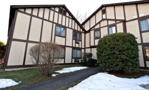 305 Foxwood Ln, Milford, CT 06461-2734