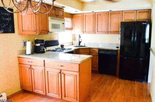 74 2nd St, Bayonne, NJ 07002-4208