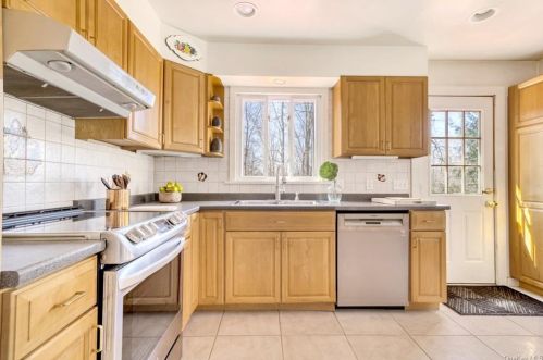 59 Beechwood Rd, Bedford Hills NY  10507-1701 exterior