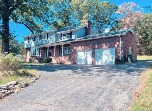 22 Horseshoe Dr, Bridgeport, CT 06611-4722