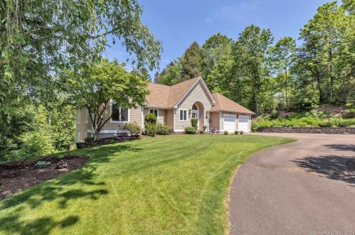 15 Lancelot Dr, North Haven, CT 06473-1015
